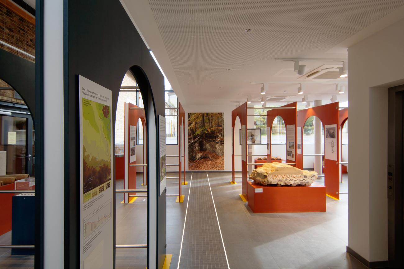 'Römerkanal Informationszentrum', Lichtlinien zeichnen den Verlauf der alten Stadtmauer nach 'Römerkanal Informationszentrum', Lichtlinien zeichnen den Verlauf der alten Stadtmauer nach