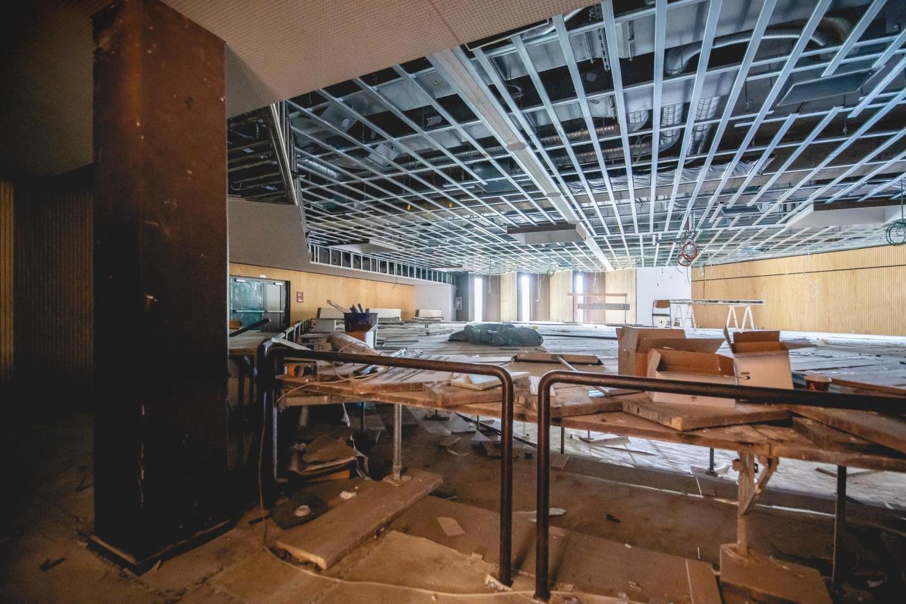 Aula mit Zwischenboden bzgl. der Bauarbeiten in der Decke Aula - Sanierung Gesamtschule Alfter Architekt Schulbau NRW Bonn