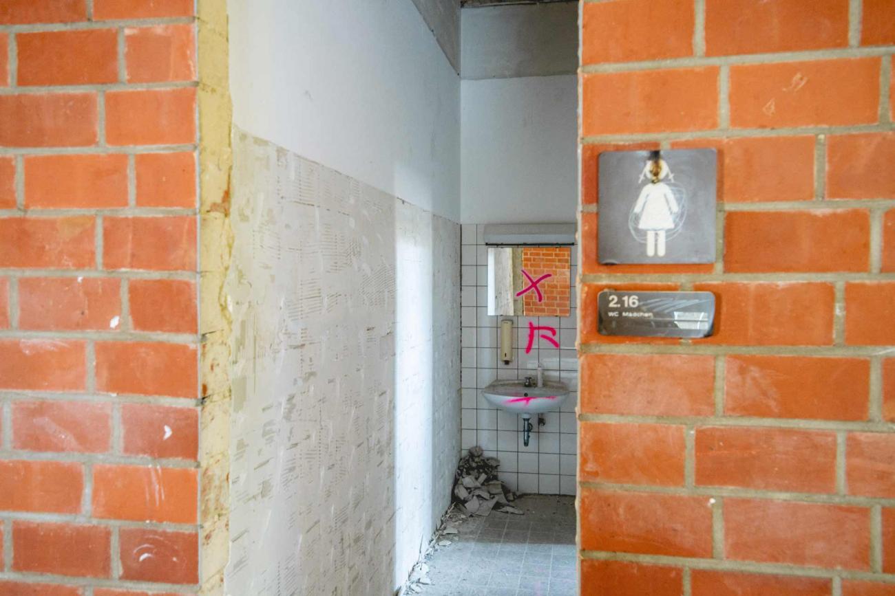 Baufällige Toilettenanlagen Toilettenanlage - Sanierung Gesamtschule Alfter Architekt Schulbau NRW Bonn