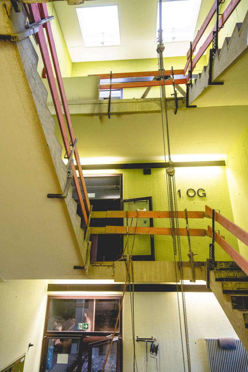 Treppenhaus mit Blick bis ins 2. OG Treppenhaus - Sanierung Gesamtschule Alfter Architekt Schulbau NRW Bonn