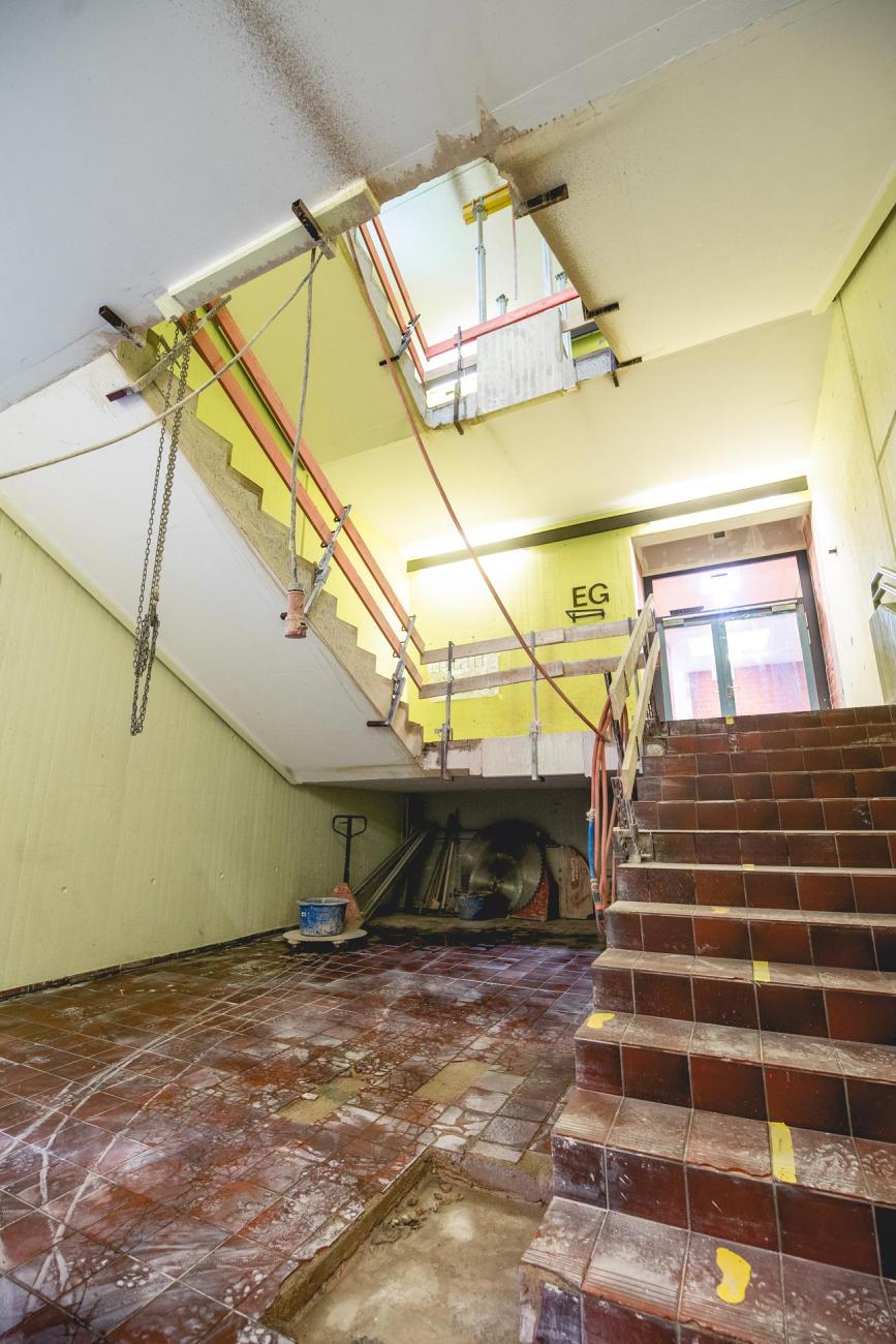 Die Treppen wurden verschmälert, um einen Aufzugschacht bauen zu können Treppenhaus - Sanierung Gesamtschule Alfter Architekt Schulbau NRW Bonn