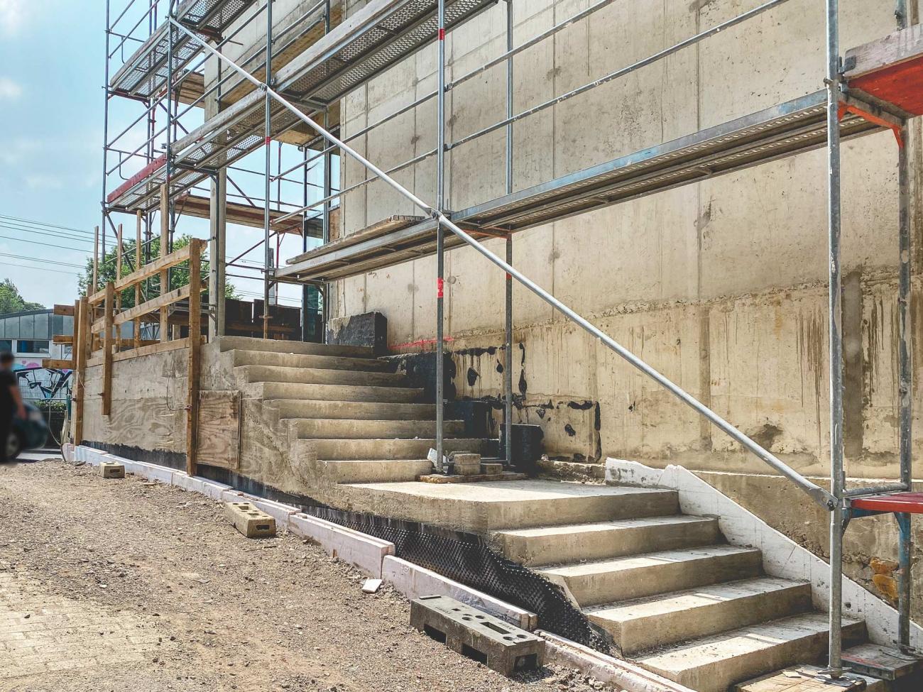 Hier entsteht die Treppe zum neuen Eingangsbereich Sanierung Schulbau Bildungsbau Architekt Bonn Solingen