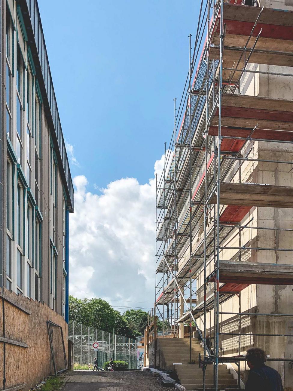 Ansicht zwischen Neubau und Bestandsgebäude Sanierung Schulbau Bildungsbau Architekt Bonn Solingen