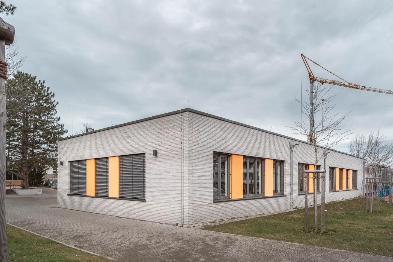 Neubau aus 2019, der durch den o.g. Rohbau erweitert wird Neubau Fachraumriegel Rheinbach Architekt