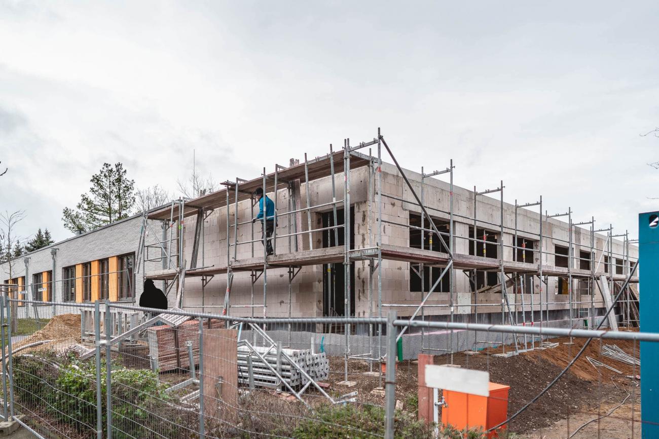 Rohbau als Erweiterung des 2019 fertiggestellten Neubaus Rohbau mit Gerüst Architekt Bonn