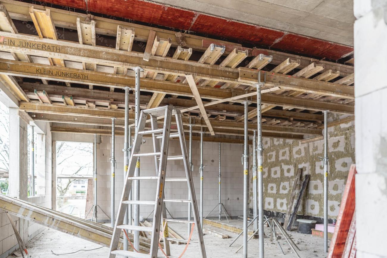 Innenansicht in einen der zukünftigen Fachräume Innenansicht Rohbau mit Deckenstützen