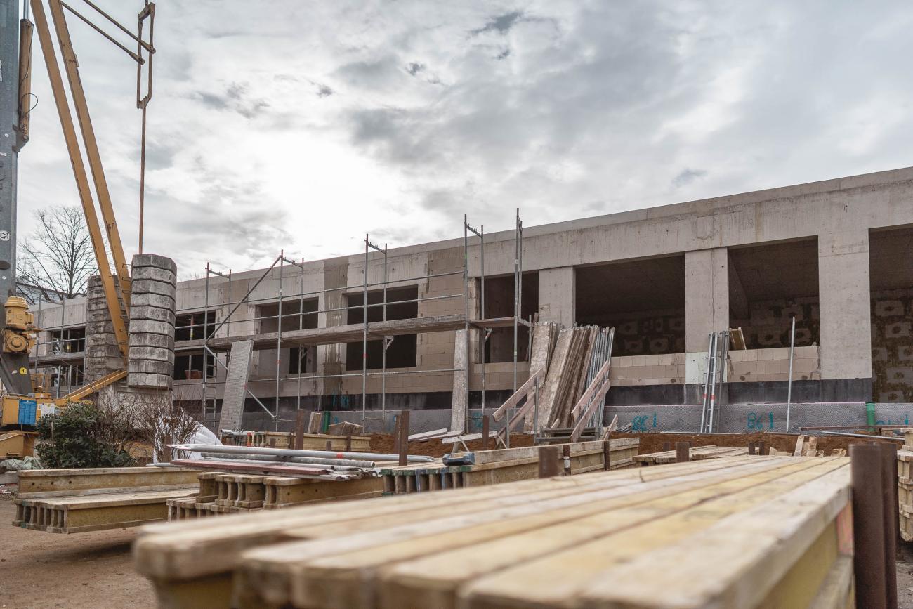 Ansicht auf den Erweiterungs-Neubau Neubau Außenansicht Rohbau Architekt