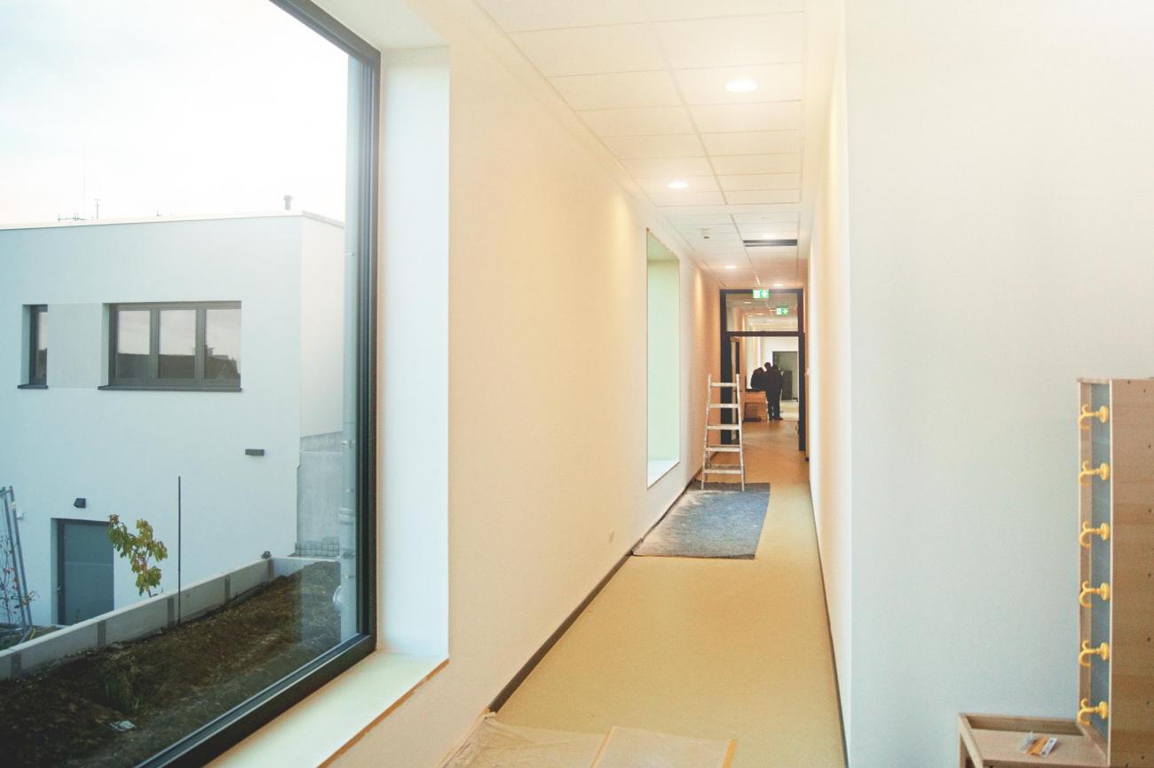 Flur mit Blick auf den straßenseitig gelegenen, dreigeschossigen Gebäudeteil Innenansicht Flur – Architekt Bonn