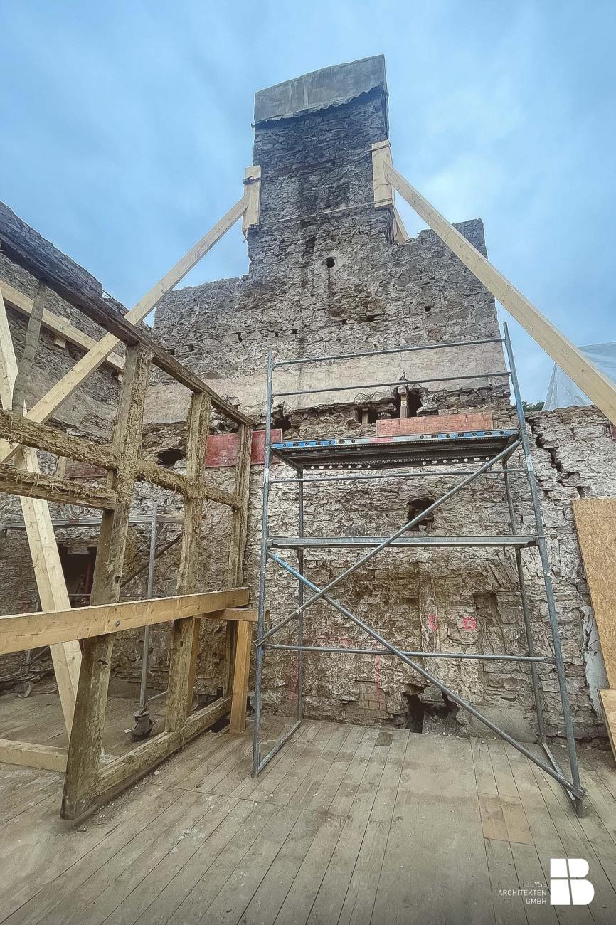 Der abgebaute Dachstuhl Der abgebaute Dachstuhl