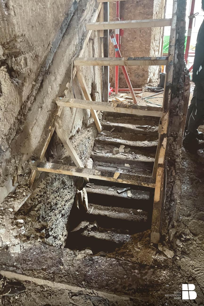 Nach Abtragung der denkmalgeschützten Treppe. Sichtbar ist nur die alte Steintreppe in den Gewölbekeller Nach Abtragung der denkmalgeschützten Treppe. Sichtbar ist nur die alte Steintreppe in den Gewölbekeller