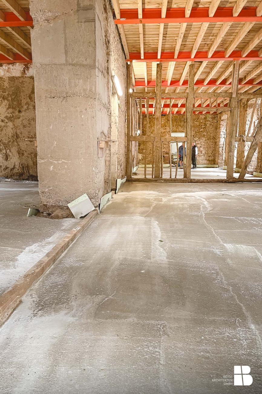 Das Erdgeschoss mit neuem Bodenaufbau und Geschossdecken Das Erdgeschoss mit neuem Bodenaufbau und Geschossdecken