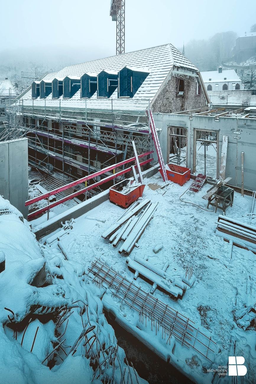 Die Baustelle Ende November 2023. Der Rohbau für die Erweiterungsneubauten links und rechts neben dem Bestandsgebäude stehen. Die Baustelle Ende November 2023. Der Rohbau für die Erweiterungsneubauten links und rechts neben dem Bestandsgebäude stehen.