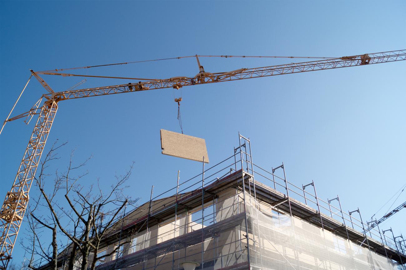 Bau der Fassade mit hinterlüfteter Holzbekleidung