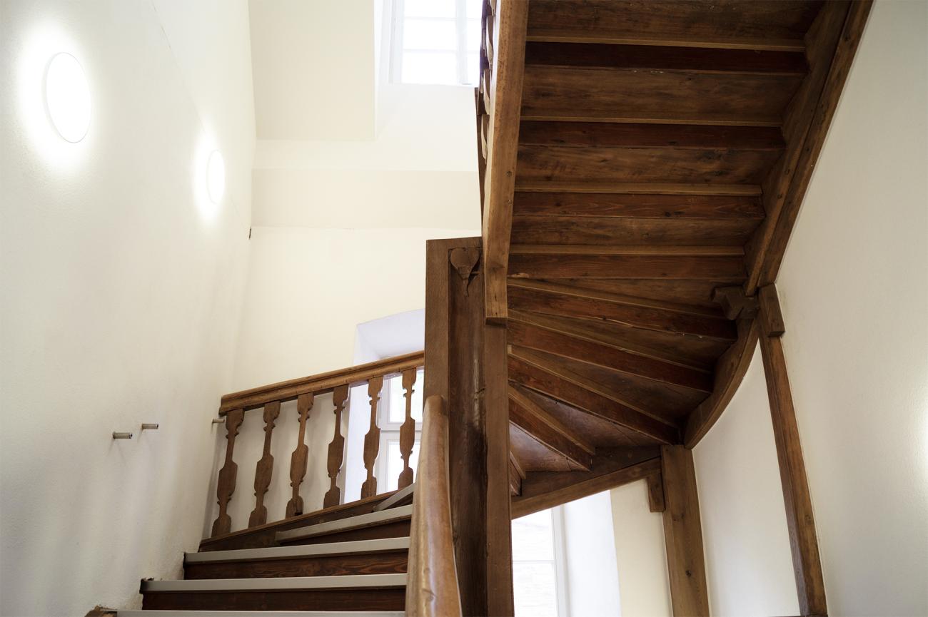 Sanierte 2-läufige Holztreppe Sanierte 2-läufige Holztreppe