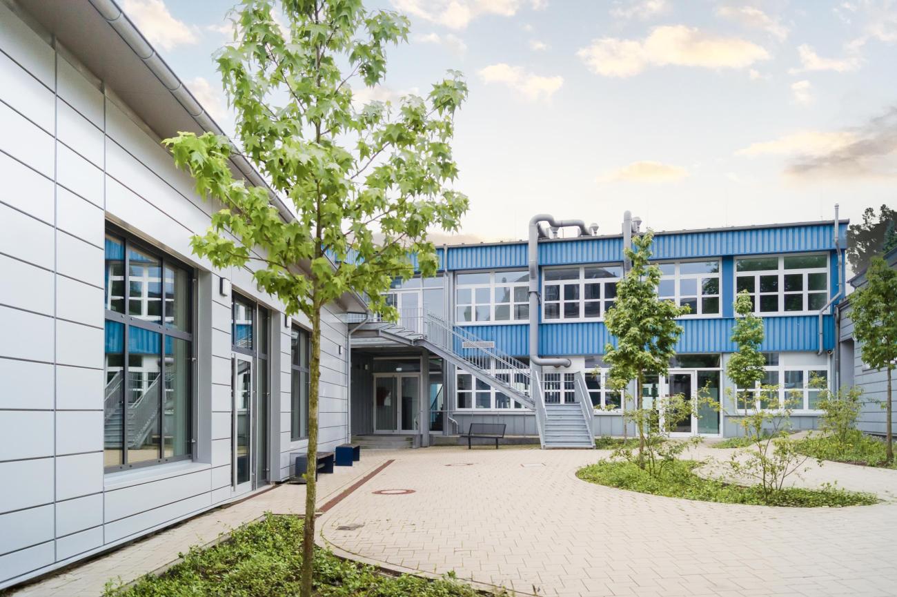 Hofansicht auf den sanierten Bestand und den Neubau rechts