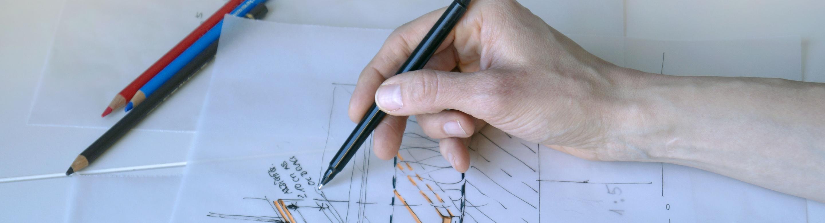 Eine Hand skizziert ein Detail